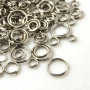 <p>Бюджетные двойные колечки стального цвета, микс размеров от 4 до 10 мм. Отлично подойдут в качестве держателей для тяжелых подвесок. Толщина проволоки - около 0.6 мм, толщина двойной части - около 1.2 мм. Оттенок может отличаться от фотографии и в разных поставках. Цена за упаковку 20 грамм (около 180-290 штук, фасуются без проверки на дефекты и подбора по размеру).</p>