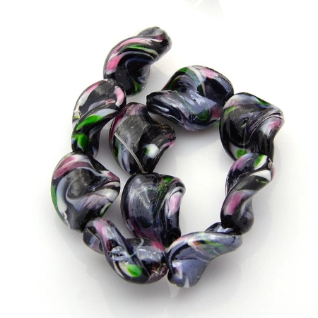 <p>Витая стеклянная бусина - листик ручной работы. Выполнена из стекла в технике лэмпворк (lampwork). Бусины могут отличаться по форме и размеру. Оттенок может отличаться от фотографии. Цена за 2 шт.</p>