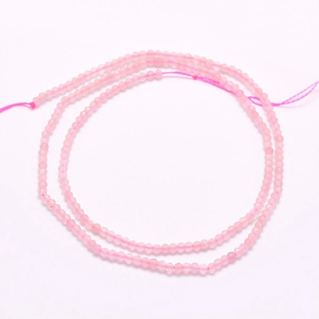 Бусины каменные, кварц, розовый, 2-2.5мм, граненый, 170 шт., низка <p>
Мелкие граненые бусины из натурального камня - розового кварца, каменный бисер. Бусины могут немного отличаться по форме и размеру. Эти бусины отлично подходят для серег-кисточек. Месторождение - Мадагаскар. Цена за низку примерно 38 см (около 170 бусин).
</p>