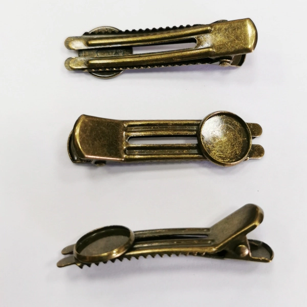 <p>Необычная двойная заколка-крокодильчик (планочка) с платформой. Диаметр платформы 14 мм, внутренний около 12 мм. Платформа из латуни, крокодильчик из железа. Цвет бронзовый. Оттенок может отличаться от фотографии и в разных поставках. Цена за 5 шт.</p>