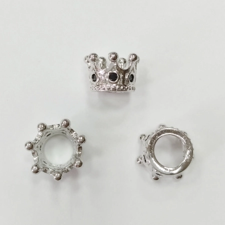 <p>Фурнитура для бижутерии Милано класса люкс (MILANO LUX). Качественный компонент для бижутерии - небольшая эффектная бусина корона. Размер отверстия с одной стороны около 7 мм, с другой - около 5 мм. Инкрустация черными фианитами в технике паве. Оттенок может отличаться от фотографии и в разных поставках. Цена за 1 шт.</p>