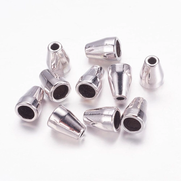 <p>Гладкий лаконичный конус серебристого цвета. Можно использовать как обниматель, концевик для кисточки или бисерных жгутов. Внутренний диаметр с одной стороны - около 5 мм, со второй - около 2.4 мм. Оттенок может отличаться от фотографии и в разных поставках. Цена за 10 шт.</p><p>ВНИМАНИЕ: на покрытии возможны небольшие пятнышки и неровности.</p>