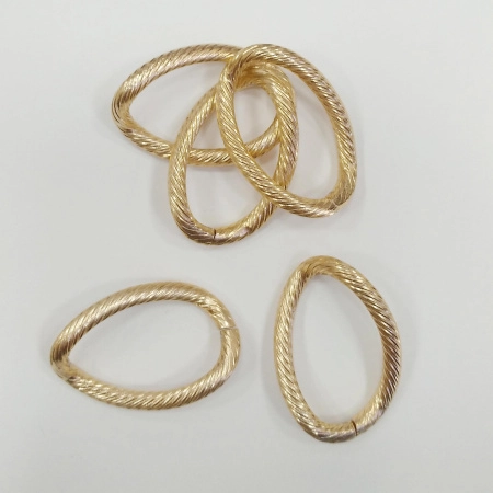 Коннектор, 28х19мм, узорный витой овал, разъемный (звено цепи), базовый материал - анодированный алюминий, цвет приглушенное золото, 5 шт. Коннектор, 28х19мм, узорный витой овал, разъемный (звено цепи), базовый материал - анодированный алюминий, цвет приглушенное золото, 5 шт.
