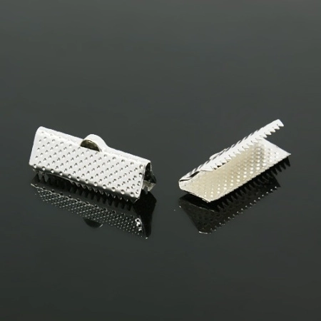 Концевики, 20х8мм (ширина 20мм), зажимы для ленты, текстурированные, базовый материал - железо, серебристого цвета, 10 грамм Концевики, 20х8мм (ширина 20мм), зажимы для ленты, текстурированные, базовый материал - железо, серебристого цвета, 10 грамм