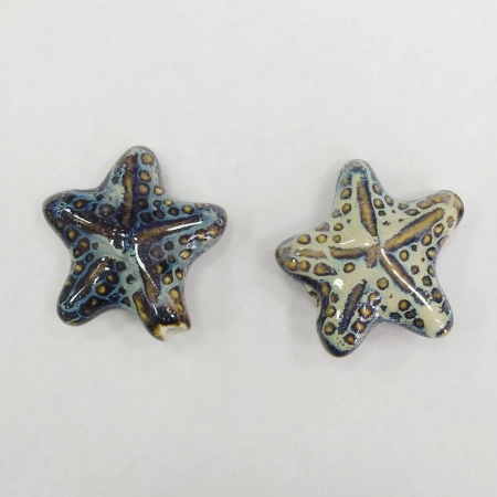 Бусина керамическая, 38х36х15мм, морская звезда, светло-бежевая с сине-голубым и коричневым, 1 шт.