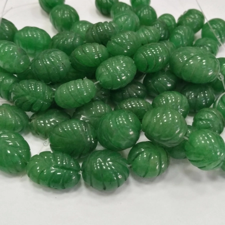 <p>Каменные бусины - листики ручной огранки (овалы с орнаментом). Натуральный изумруд поделочного качества. Оттенок может отличаться от фотографии. На бусинах возможны щербинки и трещинки естественного происхождения, отверстие может быть не ровным. Длина около 10-18 мм, ширина 8-14 мм, толщина 7-10 мм. Цена за низку из 7 бусин.</p>