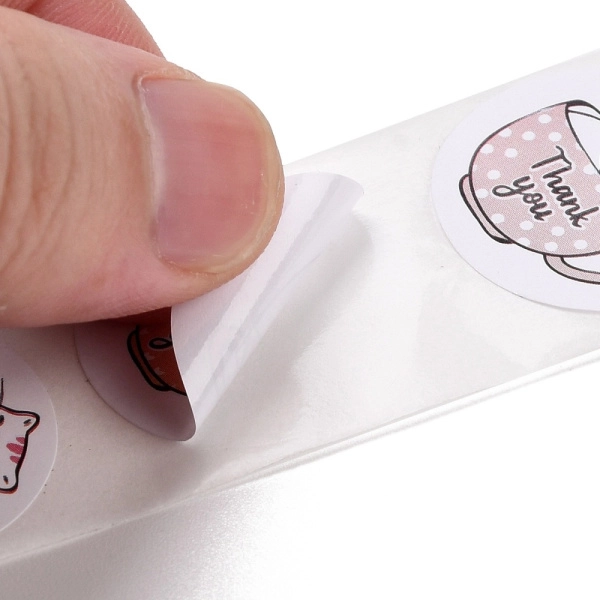 <p>
 Яркие милые самоклеющиеся стикеры с изображением котиков в кофейных чашечках с надписью Thank you (Спасибо). Размер наклейки примерно 2.5*2.5 см, может немного отличаться от заявленного. Отлично подходят для декорирования подарков, в том числе сделанных вручную, и детского творчества. Оттенок может отличаться от фотографии и в разных поставках. Наклейки сделаны из бумаги, поставляются на катушке, в наборе около 500 наклеек.
</p>