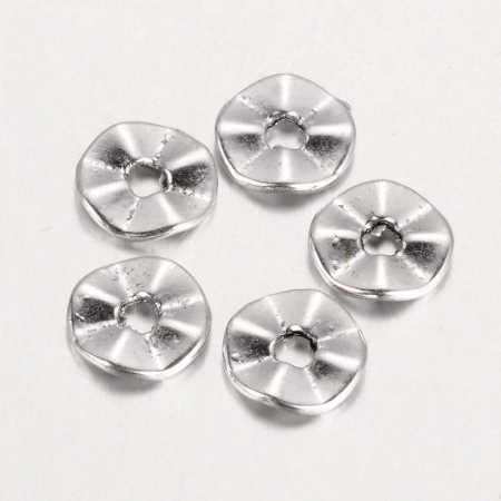 <p>Бусина-разделитель в форме изогнутой (плиссированной) рондели. Изготовлена из бижутерного сплава с серебристым покрытием (стиль тибетское серебро). Оттенок может отличаться от фотографии и в разных поставках. Размер отверстия около 1.8 мм. Цена за упаковку 5 грамм (около 26 штук, фасуются без проверки на дефекты).</p>