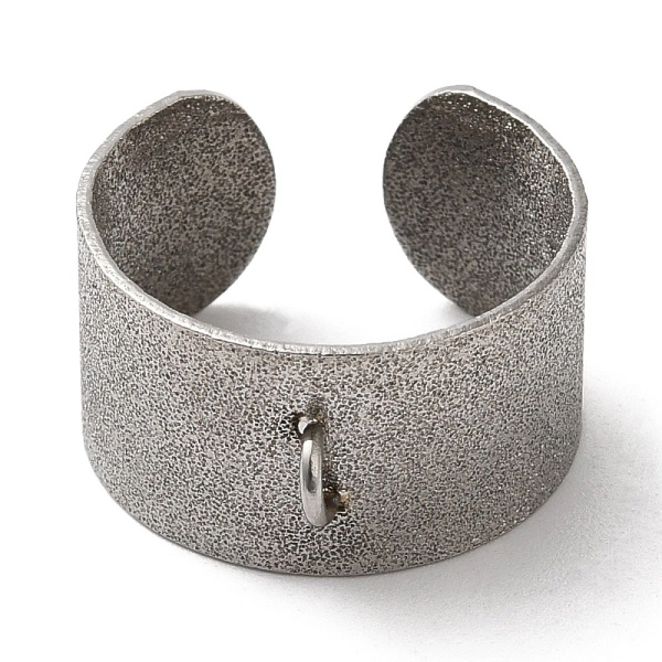 Основа для кольца, регулируемого размера, широкая, с одной петелькой, звёздная пыль, базовый материал - нержавеющая сталь, без покрытия, 2 шт. <p>Качественная широкая основа-кафф для кольца с одной петелькой для декорирования. Ширина кольца 10 мм, внешний диаметр петельки 4 мм. Размер кольца в исходном состоянии - около 17.3 мм. Кольцо разъемное, размер можно немного отрегулировать. Поверхность кольца текстурная, напоминает покрытие "звёздная пыль", за счёт чего кольцо красиво блестит. У петельки возможно небольшое тёмное пятнышко.
Нержавеющая сталь марки 304 (используется в пищевой и медицинской промышленности, не темнеет, не облезает). Оттенок может отличаться от фотографии и в разных поставках. Цена за 2 шт.</p>