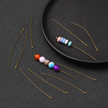 <p>Бюджетные длинные пины с шариком бронзового цвета. Длина около 7 см, диаметр пина около 0,7 мм, диаметр шарика около 1,5-2,5 мм. Головка на пине может быть расположена не точно по центру, пины могут быть погнуты. Оттенок может отличаться от фотографии и в разных поставках. Цена за 10 грамм (около 43 штук, фасуются без проверки на дефекты).</p>