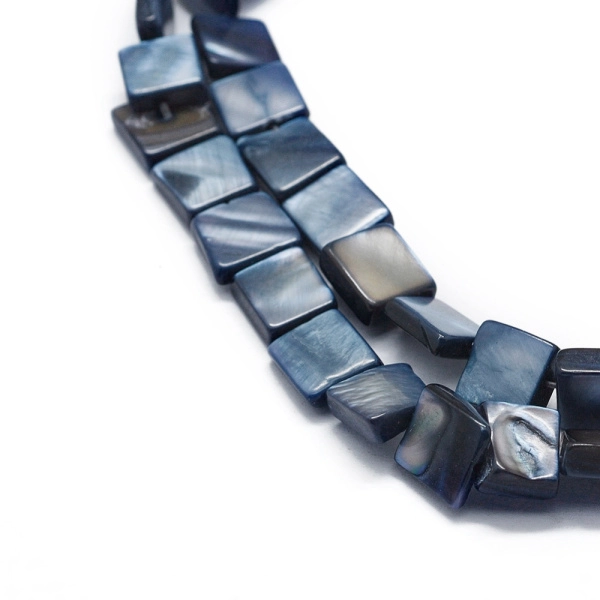 <p>Бусины из натурального тонированного перламутра в форме плоского квадрата. Цвет в разных поставках варьируется от серого с голубоватым отливом до сине-серого, деним. Бусины могут немного отличаться по форме, цвету и размеру. Оттенок может отличаться от фотографии и в разных поставках. Цена за низку, около 45 бусин (низки формируются без проверки каждой бусины на дефекты).</p>