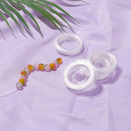 <p>Эластичная резинка для создания растягивающихся браслетов (без замочка), бело-прозрачного цвета. Оттенок может отличаться от фотографии и в разных поставках. Форма катушки может быть разной в разных поставках. Цена указана за катушку (около 10 метров).</p>