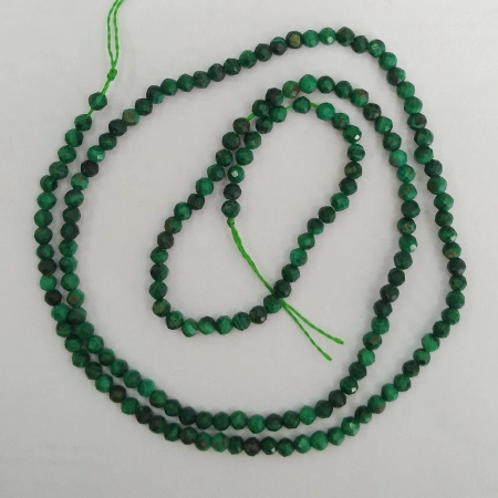 <p>Мелкие граненые бусины из натурального камня - малахита, каменный бисер. Бусины могут немного отличаться по форме и размеру. Оттенок может немного отличаться от фотографии.
Эти бусины отлично подходят для серег-кисточек.
Цена за низку примерно 38 см (около 150-170 бусин).</p>