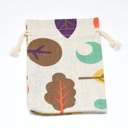 <p>Текстильный подарочный мешочек в эко-стиле, натурального цвета с разноцветным принтом с совами, листьями, деревьями, облаками, луной. В мешочек вставлена веревочка льняного цвета для завязывания. Мешочки могут быть немного мятыми и слегка отличаться по форме и размеру. Принт довольно крупный, разнонаправленный (часть элементов может быть не целиком, боком, вверх ногами). Цена за 5 шт.</p>