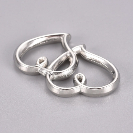 <p>Двусторонний металлический соединительный элемент в форме двух сердец. Цвет - античное серебро с чернением. Оттенок может отличаться от фотографии и в разных поставках. Цена за 5 шт.</p>