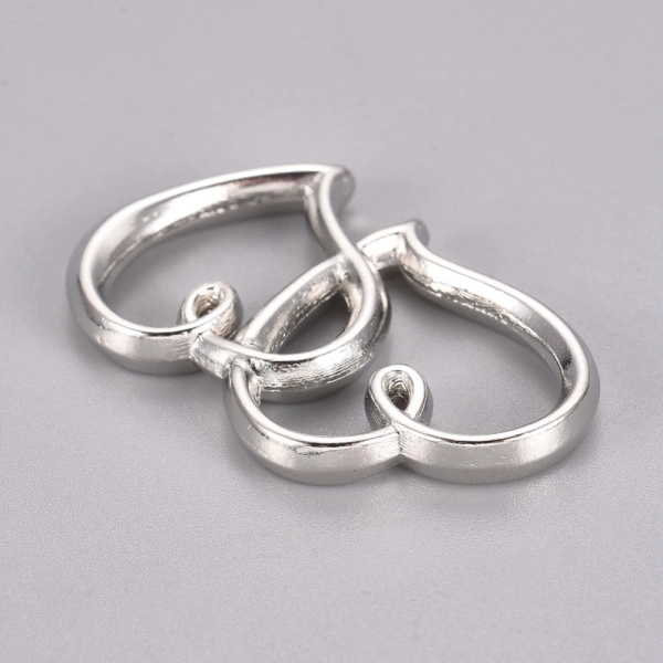 <p>Двусторонний металлический соединительный элемент в форме двух сердец. Цвет - античное серебро с чернением. Оттенок может отличаться от фотографии и в разных поставках. Цена за 5 шт.</p>