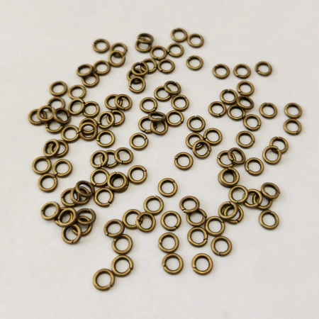 <p>Бюджетные разъёмные соединительные колечки бронзового цвета. Оттенок может отличаться от фотографии и в разных поставках. Толщина около 1 мм. Цена за упаковку 10 грамм (около 100 штук, фасуются без проверки на дефекты).</p>