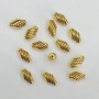 <p>Металлическая бусина в форме вытянутого ромбика с насечками. Цвет золотой с чернением. Оттенок может отличаться от фотографии. На покрытии возможны пятнышки. Диаметр отверстия около 1 мм. Цена за 10 грамм (около 13 бусин, фасуются без проверки на дефекты).</p>