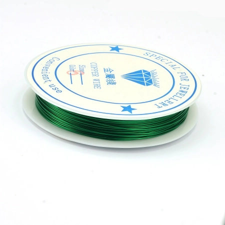 <p>Медная проволока с покрытием изумрудного цвета. Используется для создания украшений, изготовления деревьев и цветов из бисера и камней, и прочих декоративных работ. Намотка может состоять из нескольких частей. Оттенок может отличаться от фотографии и в разных поставках. Цена за катушку, примерно 8 метров.</p>