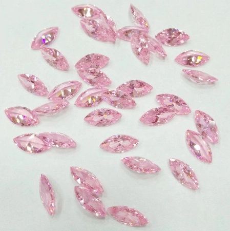 Ювелирный кристалл из фианита, 5х2.5мм, форма челнок, нежно-розовый, 1 шт.