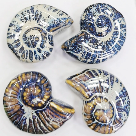 Бусина керамическая, 39х32х18мм, ракушка, светло-бежевая с сине-голубым и коричневым, 1 шт.