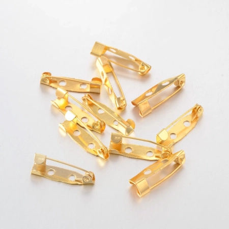 <p>Бюджетные основы для брошей золотого цвета. Подходят и для приклеивания декора, и для пришивания. Оттенок может отличаться от фотографии и в разных поставках. Броши расфасованы без проверки на дефекты, могут немного отличаться по размеру от заявленного (на +-1 мм). Цена за упаковку 10 грамм (около 26-29 штук).</p>