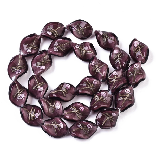 <p>Эффектная витая бусина - стеклянный листик ручной работы. Выполнена из стекла в технике лэмпворк (lampwork). На бусине изображена стилизованная розочка (круглая спираль с золотисто-медным узором). Бусины могут отличаться по форме и размеру. Оттенок может отличаться от фотографии. Цена за 5 шт.</p>