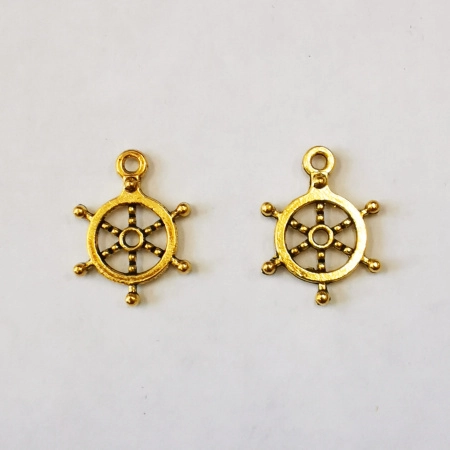 <p>Двусторонняя металлическая подвеска штурвал, под золото с чернением. Оттенок может отличаться от фотографии и в разных поставках. Цена за 20 шт.</p>
<p>Внимание: возможны тёмные пятнышки.</p>