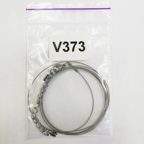 <p>Набор для сборки колье, бус или браслета длиной до 108 см. В набор входит 7-жильный ювелирный тросик японского производства толщиной 0.48мм (сталь с нейлоновым покрытием) - около 1 метра, обжимные концевики с соединительными колечками (пара), застежка-карабин 10*6 мм и удлиняющая цепочка длиной около 5-6 см с декоративной подвеской-капелькой на конце. Вся фурнитура сделана из нержавеющей стали марки 304. Сталь этой марки используется в пищевой и медицинской промышленности, не темнеет, не облезает, гипоаллергенная. Оттенок может отличаться от фотографии и в разных поставках. Цена за 1 набор.</p>