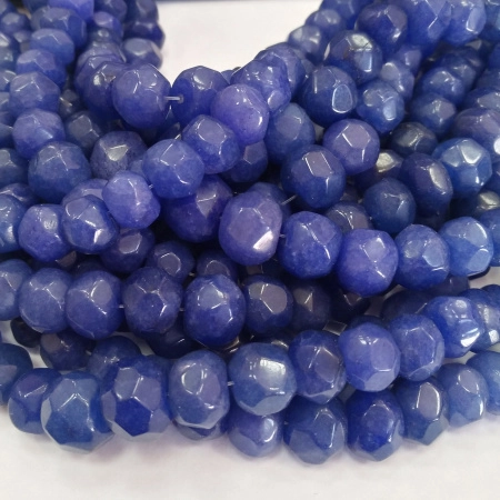 <p>Каменные бусины ручной огранки - граненые рондели. Натуральный сапфир поделочного качества. Оттенок может отличаться от фотографии. На бусинах возможны щербинки и трещинки естественного происхождения, отверстие может быть не ровным. Длина около 5-11 мм, ширина 8-13 мм. Цена за низку из 30 бусин.</p>