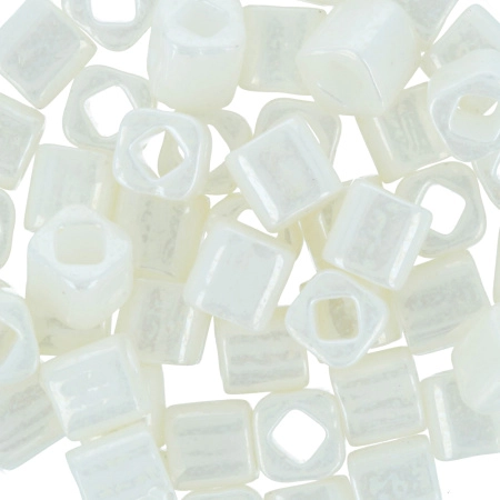 Бисер TOHO Cube, размер 4мм, цвет #122 (Непрозрачный глянцевый, белый навахо), 10 грамм