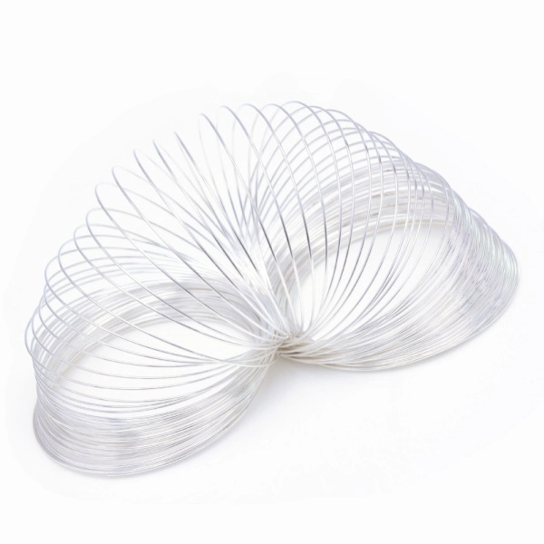 <p>Проволока с памятью для браслета, сталь с покрытием под серебро. На покрытии возможны темные пятнышки. Оттенок может отличаться от фотографии. Толщина проволоки около 0.8 мм, диаметр витка около 6 см (может немного отличаться от заявленного). Цена за 25 витков. При заказе нескольких единиц, по-возможности, отрезается единым куском.</p>