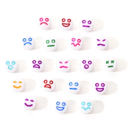 <p>Бюджетные плоские бусины из акрила белого цвета с разными смайликами (рожицами) разных цветов. Круглые бусины-подушечки размером примерно 7*4 мм, диаметр отверстия - около 1.1 мм. Отлично сочетаются с бусинами-буквами, подходят для создания браслетов, чокеров, брошей, тегов. Оттенок может отличаться от фотографии и в разных поставках. Цена за набор, около 200 случайных смайликов случайного цвета, фасуются без проверки на дефекты и подбора рисунка/цвета.</p>