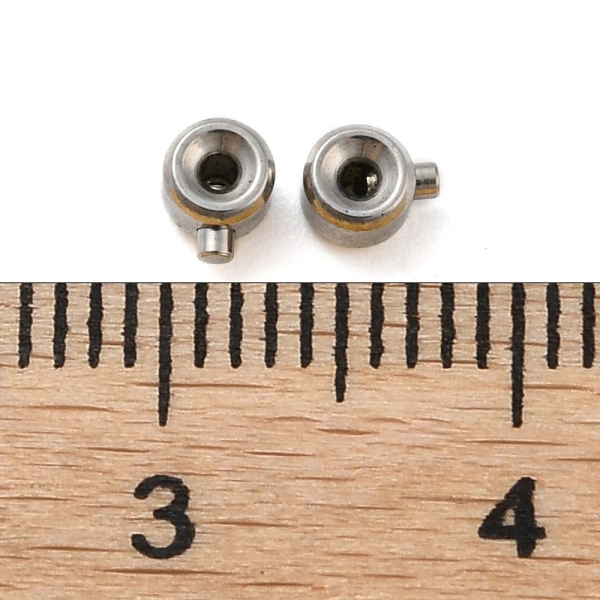 <p>Не темнеющая фурнитура для бижутерии из нержавеющей стали (марка 303, не окисляется, не облезает). Защёлкивающийся кримп One Touch ("Одно Прикосновение") - цилиндрическая бусина с зажимающимся внутрь штырьком (кнопочкой). Диаметр цилиндра около 3.2мм (без учёта штырька), высота около 2.3мм. Используется для фиксации ювелирного тросика, лески или проволоки. С таким кримпом не нужно использовать покрывнную бусину, т.к. он сам по себе смотрится очень аккуратно и профессионально. Вставив тросик (леску,проволоку) в кримп, просто нажмите на торчащий штырёк и он надёжно зафиксирует тросик внутри кримпа. Обратите внимание: кримпы зажимаются довольно туго; при зажимании штырёк входит в кримп не до конца (на поверхности остаётся небольшой кончик). Кримп предназначен для однократного использования! Внутренний диаметр около 0.7 мм. Оттенок может отличаться от фотографии и в разных поставках. Цена за 5 шт.
</p>