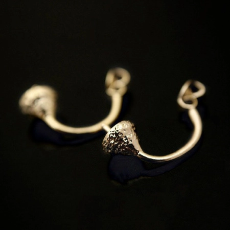 <p>Качественная корейская фурнитура класса люкс. Застежки (заглушки) для серег-гвоздиков (пуссет) с дугой и чашей со штифтом. Размер заглушки - 5*4.5 мм, дуги - 11*1.5 мм, чаши - 6*5 мм. Длина штырька - около 5 мм, толщина - около 1 мм. Материал - латунь, покрытие - позолота 16 карат. Цена за пару.</p>