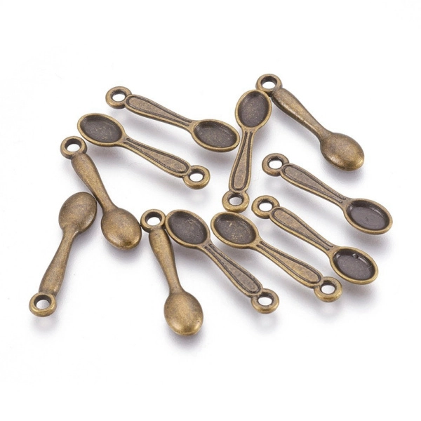 <p>Объемная подвеска в форме ложечки. Базовый материал - цинковый сплав с бронзовым покрытием. Оттенок может отличаться от фотографии и в разных поставках. Могут немного отличаться по форме и размеру петельки. Цена за 1 шт.</p>