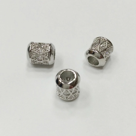 <p>Фурнитура для бижутерии Милано люкс (MILANO LUX). Качественный компонент для бижутерии - эффектная бусина - цилиндр, напоминающая барабан. Размер отверстия примерно 3 мм. Инкрустация фианитами в технике паве. Цена за 1 шт.</p>