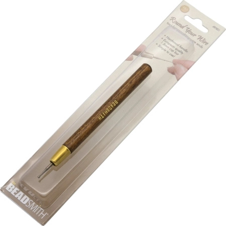 <p>Удобный инструмент CUP BUR (репейная чашечка) для скругления конца проволоки. Внешний диаметр чаши 1.8 мм (хорошо подходит для проволоки до 1 мм). Это приспособление позволит быстро и аккуратно закруглить концы обрезанной проволоки. Произведено в Индии для американской компании Bead Smith. Дизайн упаковки может отличаться от фотографии. Цена за 1 шт.</p>