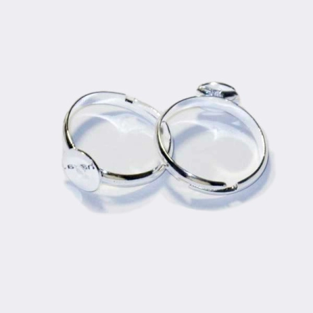 <p>Основа для кольца с платформой 8 мм, серебристого цвета. Размер регулируется. Платформа может быть без углубления по центру (не как на фотографии). Цена за 5 шт.</p><p>ВНИМАНИЕ: платформа немного смещена относительно центра, возможны небольшие неровности на платформе.</p>