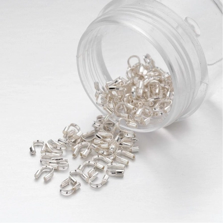 <p>Бюджетные концевики-скобы, внутренний диаметр около 0.7 мм. Цена за 2 грамма (около 25-28 пар, фасуются без проверки на дефекты). Цвет серебристый, оттенок может отличаться от фотографии и в разных поставках. Хорошо подходит для:<ul>
<li>лески</li>
<li>проволоки</li>
<li>тросика</li>
</ul>
Можно использовать также для:<ul>
<li>нити</li>
</ul></p>