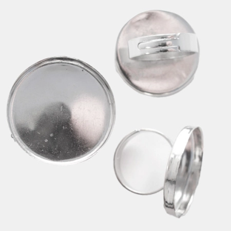 <p>Основа для кольца стального цвета с круглой платформой-чашей. Внешний диаметр платформы - 25 мм. Высота бортика - около 3 мм. Ширина кольца - 5 мм. Размер кольца регулируется. На покрытии возможны небольшие царапинки и пятнышки. Цена за 2 шт.</p>