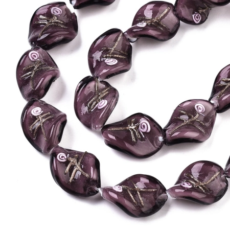 <p>Эффектная витая бусина - стеклянный листик ручной работы. Выполнена из стекла в технике лэмпворк (lampwork). На бусине изображена стилизованная розочка (круглая спираль с золотисто-медным узором). Бусины могут отличаться по форме и размеру. Оттенок может отличаться от фотографии. Цена за 5 шт.</p>