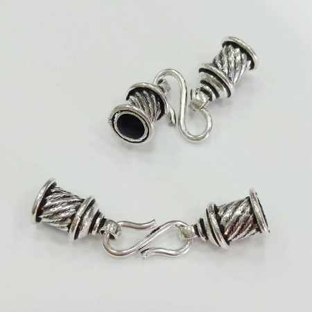 Застежка-крючок, 19х7мм с клеевыми концевиками 17х10мм (внутренний размер 6мм), Индия, базовый материал - латунь, посеребренная с чернением Застежка-крючок, 19х7мм с клеевыми концевиками 17х10мм (внутренний размер 6мм), Индия, базовый материал - латунь, посеребренная с чернением