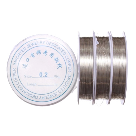 <p>Медная проволока с покрытием под серебро. Оттенок может отличаться от фотографии. Намотка может состоять из нескольких частей. Цена за катушку около 35 метров. Проволока в катушке может состоять из нескольких частей.</p>