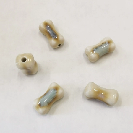 <p>Фарфоровая (порцелановая) бусина - кость ручной работы. Цвет - бежевый с голубовато-серым. Отверстие примерно 2 мм. Оттенок может отличаться от фотографии и в разных поставках. Цена за 5 бусин.</p>