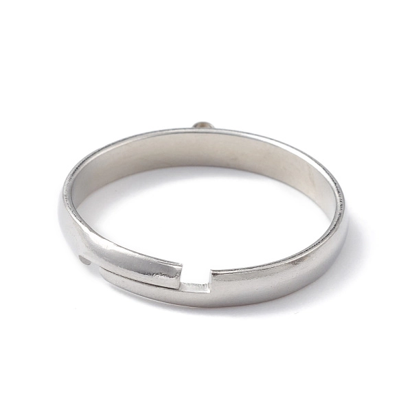 Основа для кольца, регулируемого размера, с одной петелькой, базовый материал - нержавеющая сталь, без покрытия, 5 шт. <p>Основа для кольца с одной петелькой для декорирования. Ширина кольца 3 мм, внешний диаметр петельки 2.5 мм. Размер кольца в сдвинутом состоянии - 18 мм. Кольцо разъемное, размер регулируется.
Нержавеющая сталь марки 304 (используется в пищевой промышленности, не темнеет, не облезает). Оттенок может отличаться от фотографии и в разных поставках. На кольце возможны небольшие пятнышки, царапинки. Цена за 5 шт.</p>