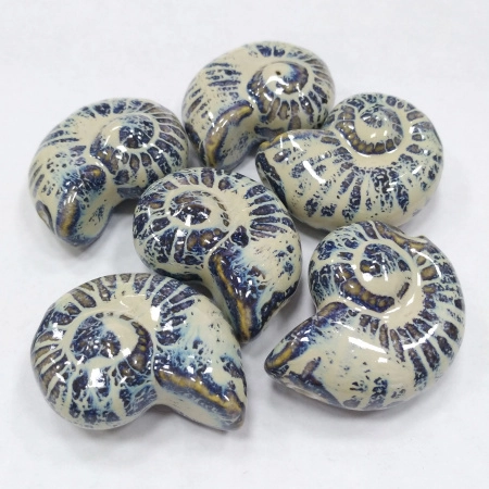 <p>Крупная эффектная керамическая бусина - ракушка ручной работы. Бусина покрыта глазурью светло-бежевого цвета с сине-голубыми и коричневыми узорами. Цвет может отличаться от фотографии. Бусины могут отличаться по форме и размеру, рисунок на каждой бусине уникален. Диаметр отверстия - около 3 мм. Отверстие может быть сделано не очень аккуратно. Цена за 1 бусину.</p><p>Внимание: Возле отверстия также возможны сколы, отсутствие глазури.</p>
