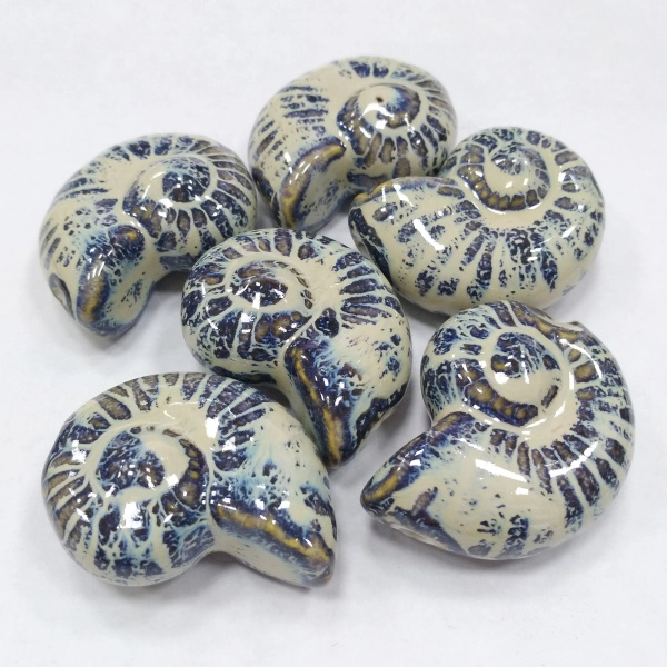 <p>Крупная эффектная керамическая бусина - ракушка ручной работы. Бусина покрыта глазурью светло-бежевого цвета с сине-голубыми и коричневыми узорами. Цвет может отличаться от фотографии. Бусины могут отличаться по форме и размеру, рисунок на каждой бусине уникален. Диаметр отверстия - около 3 мм. Отверстие может быть сделано не очень аккуратно. Цена за 1 бусину.</p><p>Внимание: Возле отверстия также возможны сколы, отсутствие глазури.</p>