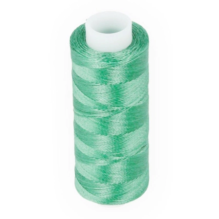 <p>Прочные нитки из 100% полиамида, голубовато-зелёного цвета. Оттенок может отличаться от фотографии. Капроновые нити подходят для шитья (в том числе на швейной машинке), а также для сборки бус и браслетов. Отличаются высокой прочностью. Нить обработана специальным составом - за счет этого она лучше проходит через ушко иголки. Толщина около 0.3мм. Производитель - Россия. Намотка может состоять из нескольких частей. Цена за катушку 200 метров.</p>