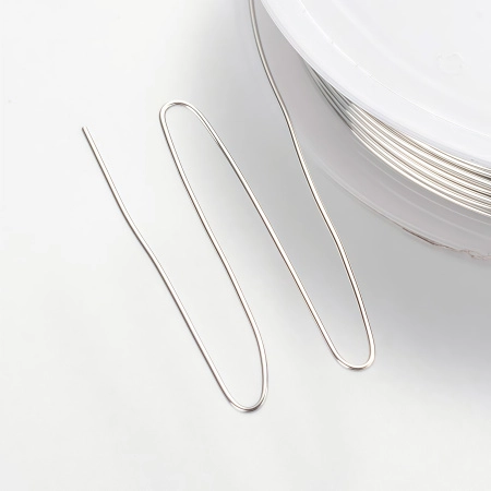 <p>Проволока из меди с серебристым покрытием. Используется для создания украшений в технике wire wrapping, изготовления деревьев и цветов из бисера и камней, и прочих декоративных работ, диаметр около 0,6 мм. Оттенок может отличаться от фотографии и в разных поставках. Намотка может состоять из нескольких частей. Цена за катушку около 8 метров.</p>